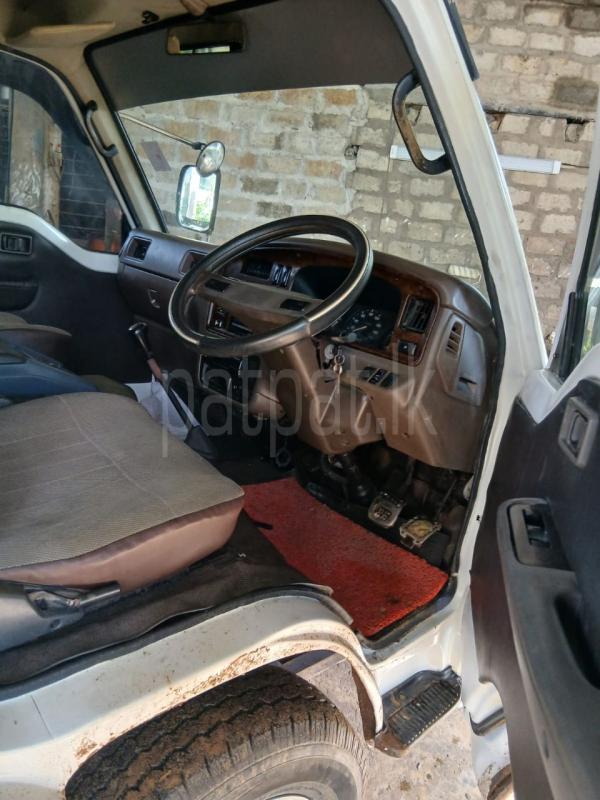 Nissan Caravan 1990 - பயன்படுத்தப்பட்டது வேன் sale in Sri Lanka - patpat.lk