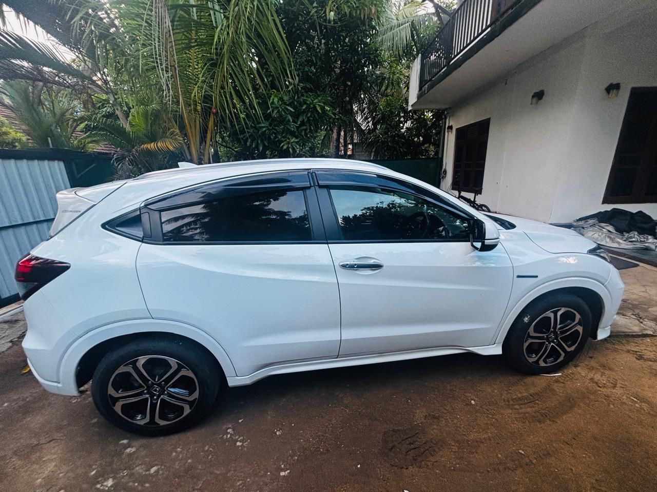 Honda Vezel 2014 - பயன்படுத்தப்பட்டது கார் sale in Sri Lanka - patpat.lk