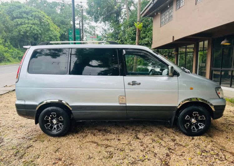 Toyota NOHA 2002 - பயன்படுத்தப்பட்டது வேன் sale in Sri Lanka - patpat.lk