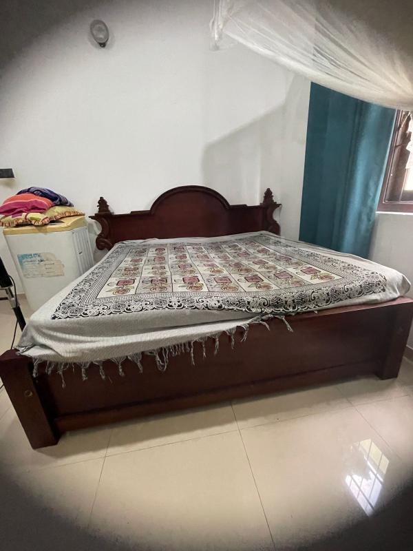 Used Teak King Size Bed 6'X6' + Mettres ads-image-1