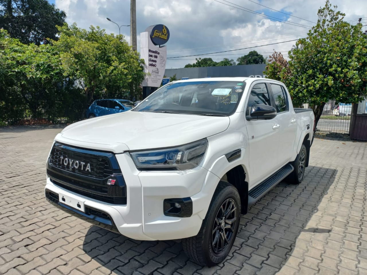 Toyota Hilux 2023 - Reconditioned Pick-up  sale in Sri Lanka - patpat.lk