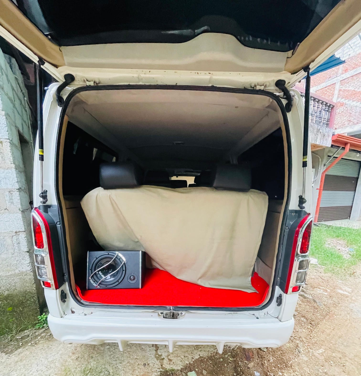 Toyota Hiace 2007 - பயன்படுத்தப்பட்டது வேன் sale in Sri Lanka - patpat.lk
