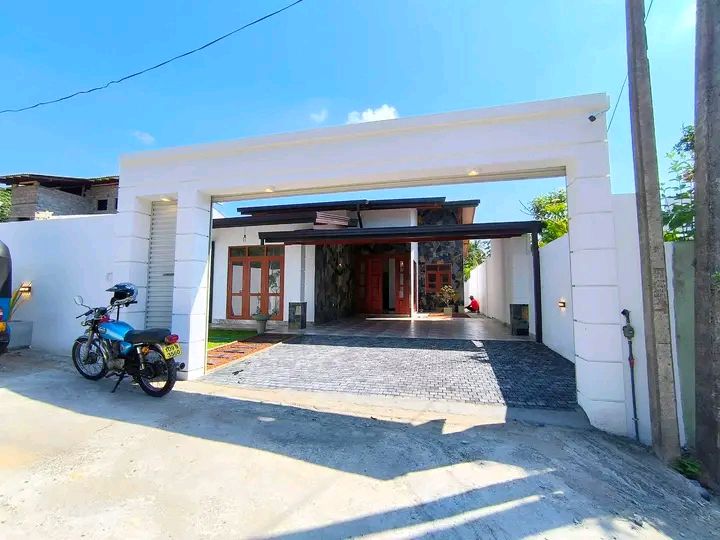House for Sale in Athurugiriya