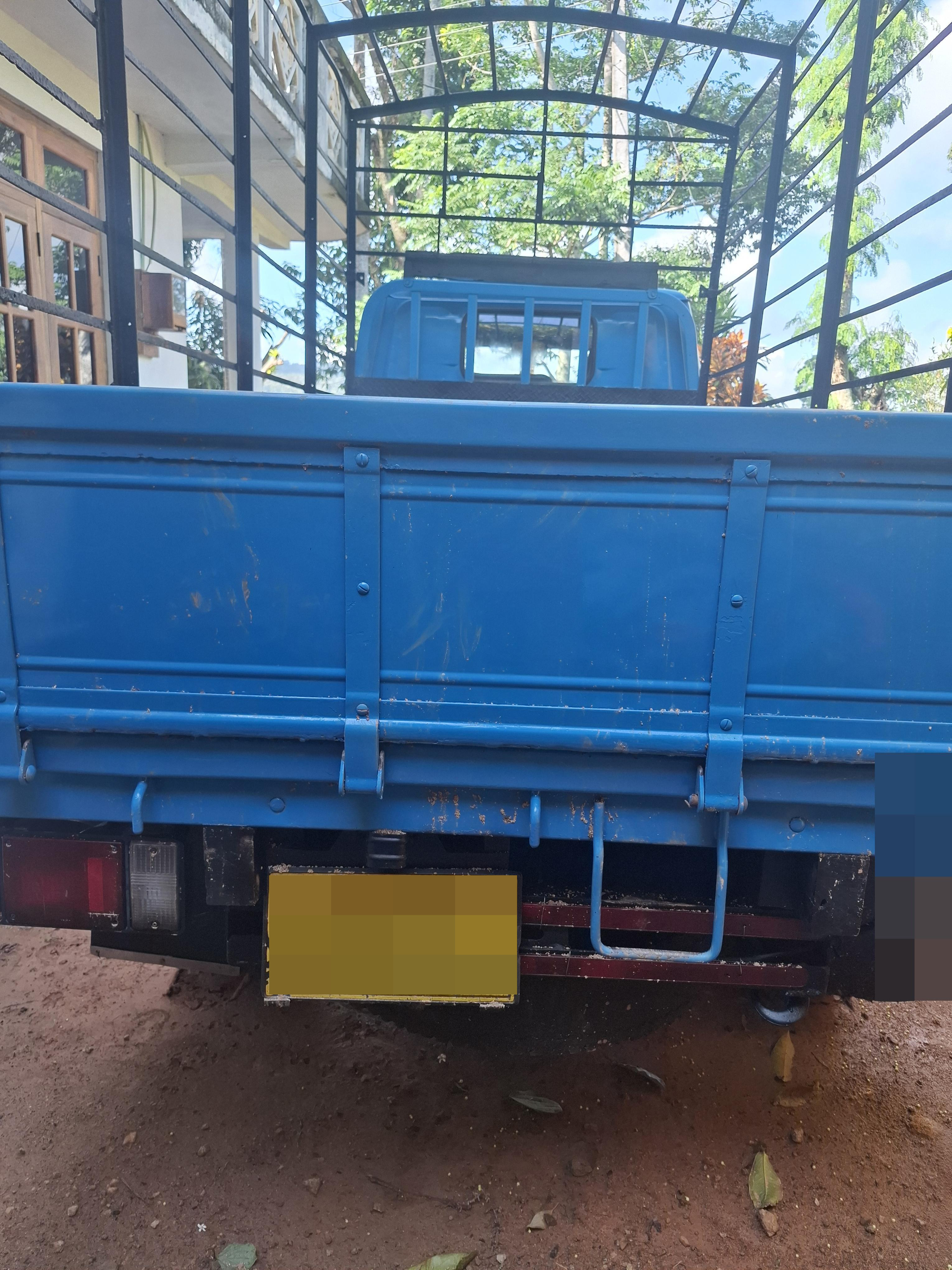 Isuzu ELF 1985 - பயன்படுத்தப்பட்டது டிரக் sale in Sri Lanka - patpat.lk