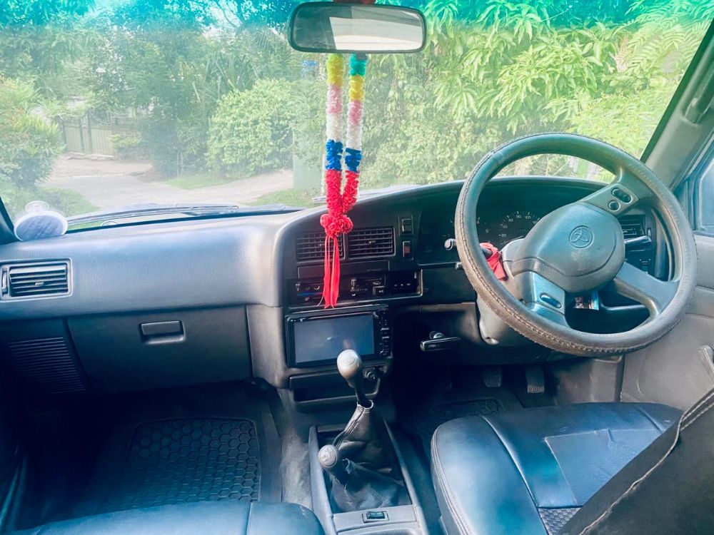 Toyota Hilux 1992 - பயன்படுத்தப்பட்டது சரக்கு போக்குவரத்து sale in Sri Lanka - patpat.lk