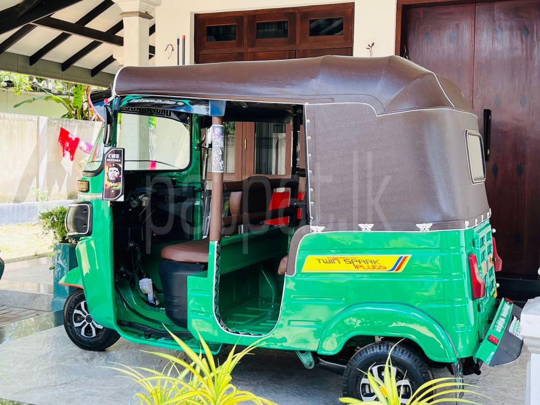 Bajaj Three Wheel 2015 - Reconditioned Three wheeler sale in Sri Lanka - patpat.lk