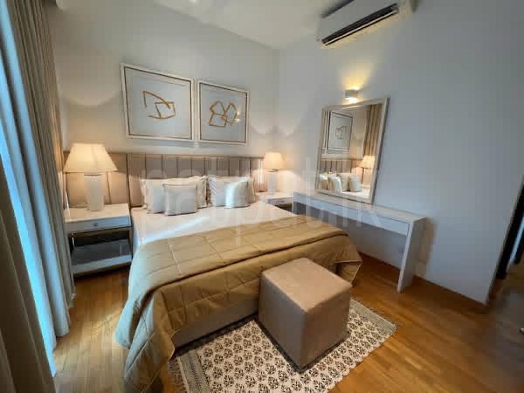 Furnished Apartment for Sale in Slave Island (Colombo 02)