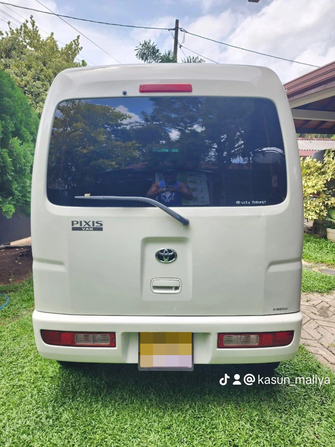 Toyota Pixis 2014 - பயன்படுத்தப்பட்டது வேன் sale in Sri Lanka - patpat.lk