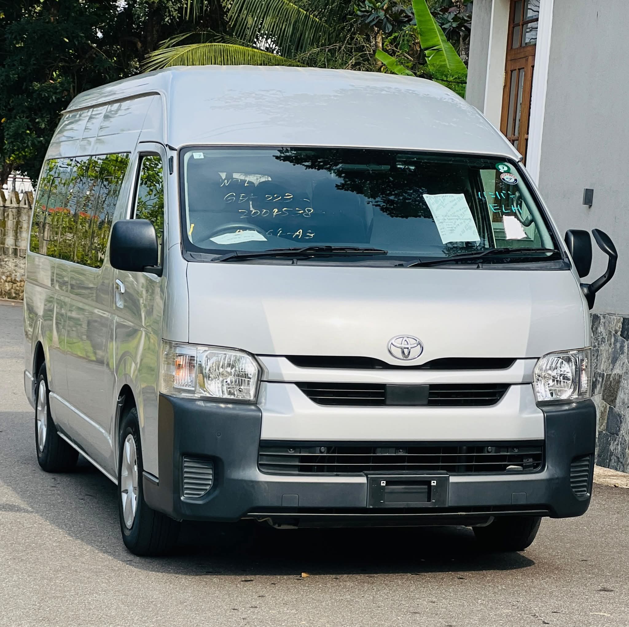 Toyota Hiace 2022 - சான்றளிக்கப்பட்டது வேன் sale in Sri Lanka - patpat.lk