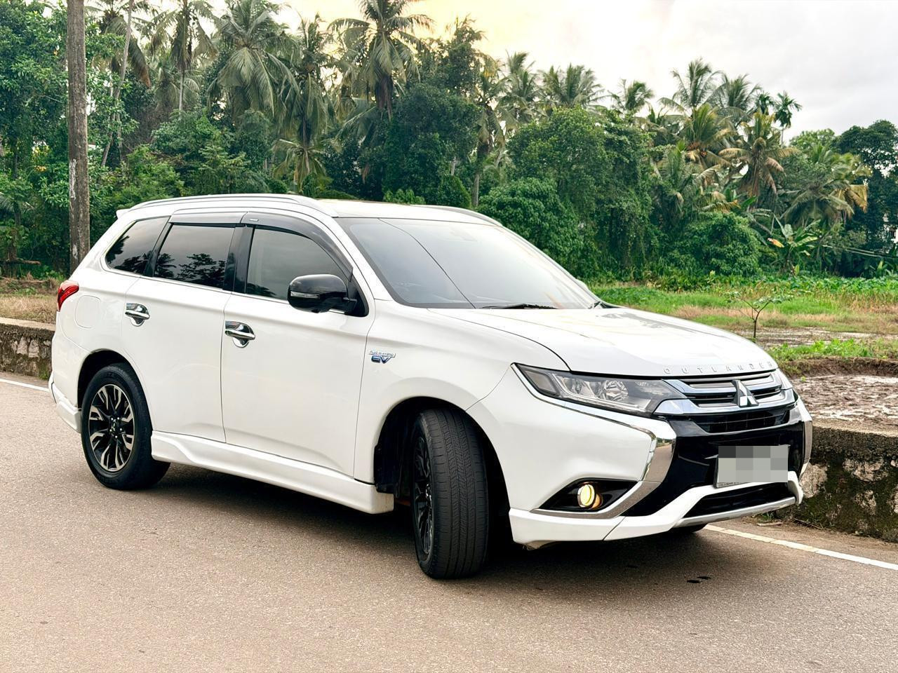 Mitsubishi Outlander 2015 - பயன்படுத்தப்பட்டது SUV sale in Sri Lanka - patpat.lk