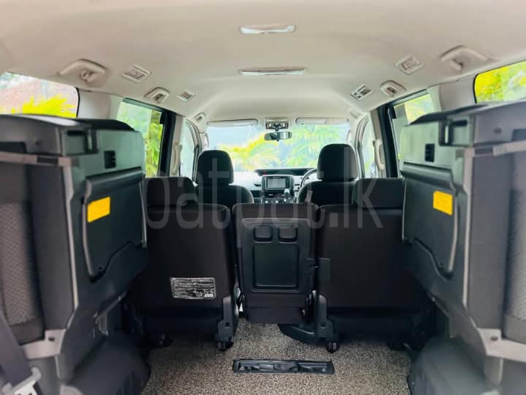 Toyota Noah 2010 - பயன்படுத்தப்பட்டது வேன் sale in Sri Lanka - patpat.lk