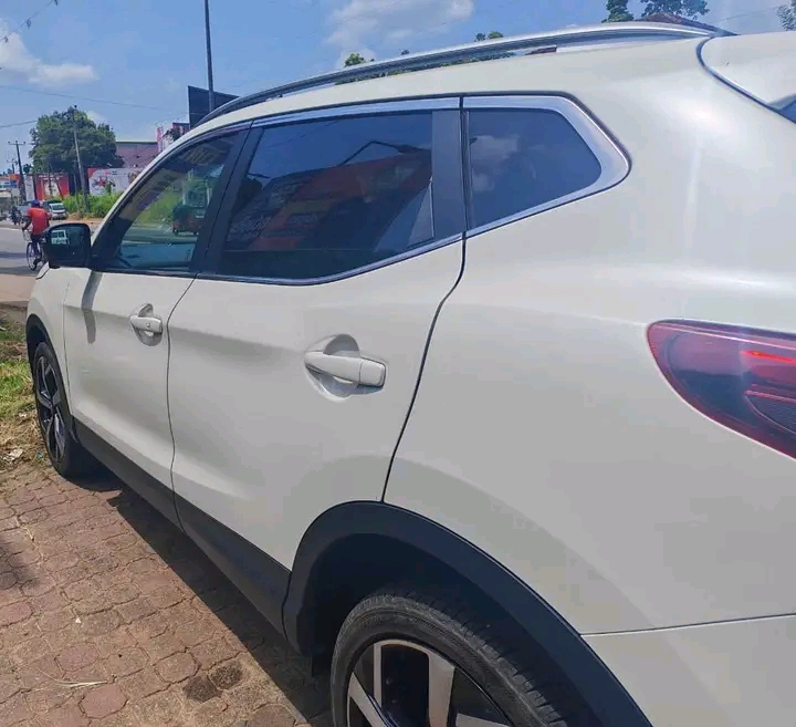 Nissan Qashqai 2018 - பயன்படுத்தப்பட்டது SUV sale in Sri Lanka - patpat.lk