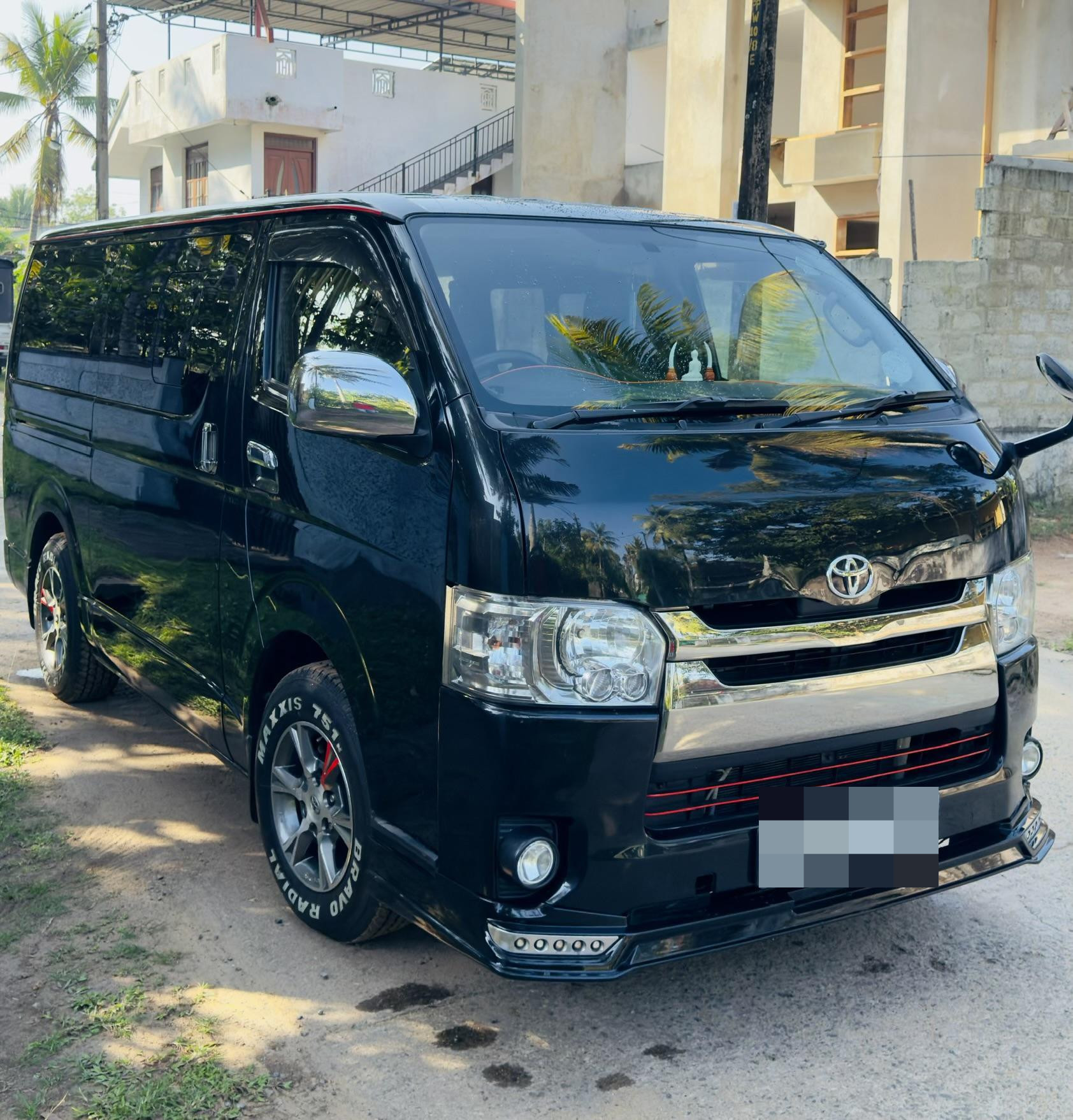 Toyota Hiace 2015 - භාවිතා කරන ලද වෑන් රථය sale in Sri Lanka - patpat.lk