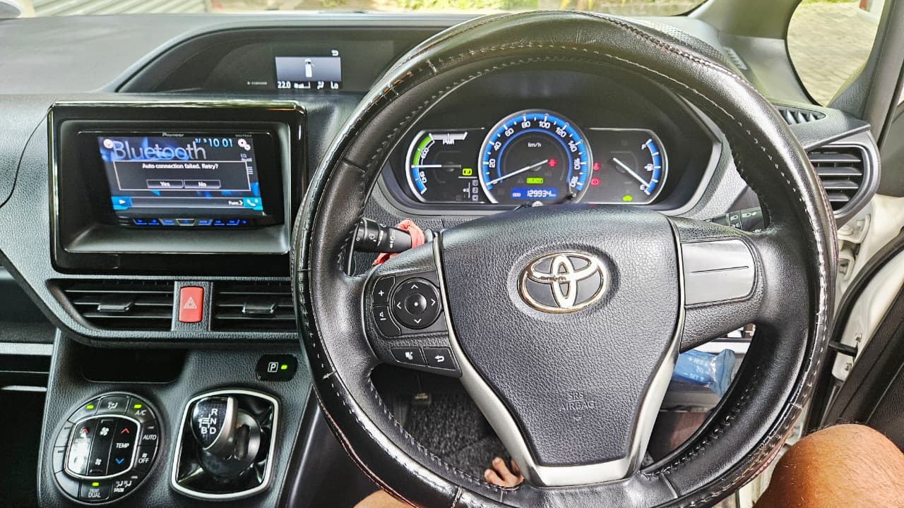 Toyota Voxy 2014 - பயன்படுத்தப்பட்டது வேன் sale in Sri Lanka - patpat.lk