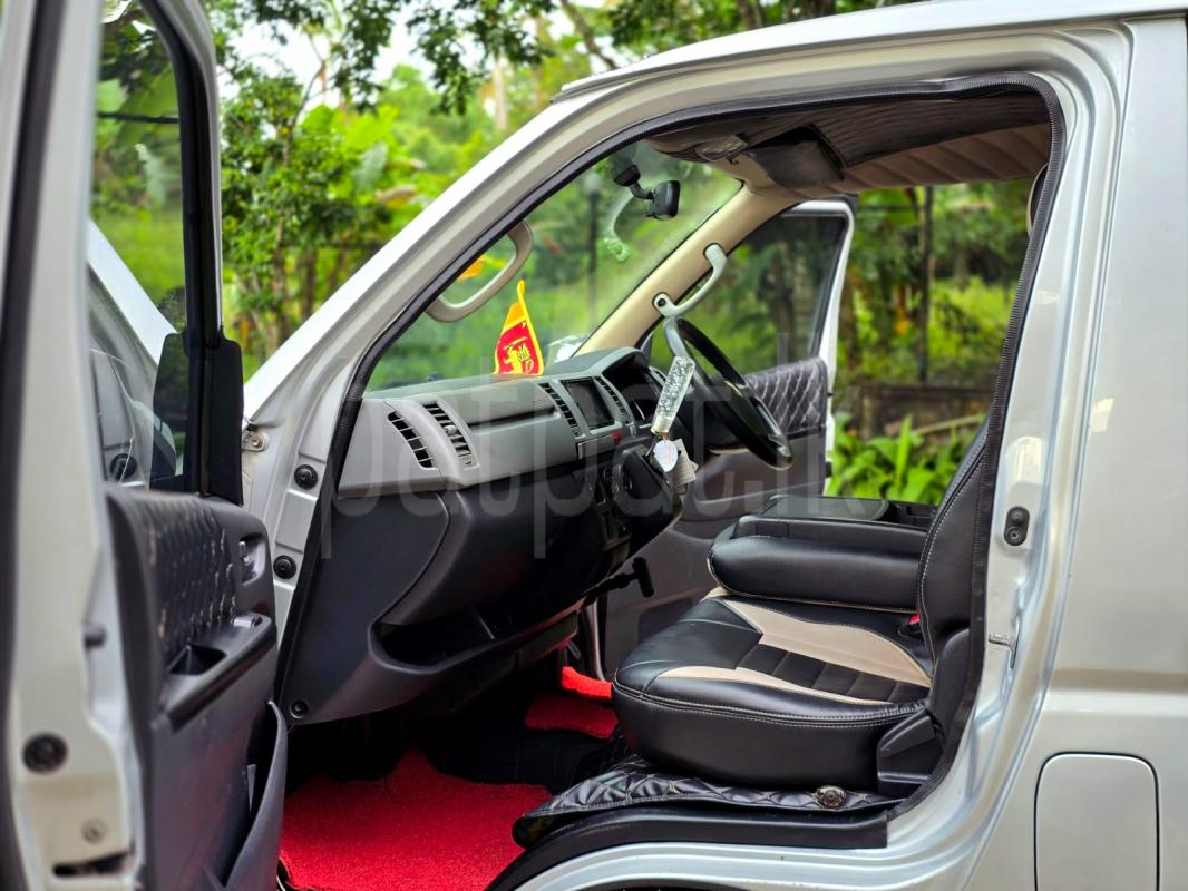 Toyota Hiace 2011 - பயன்படுத்தப்பட்டது வேன் sale in Sri Lanka - patpat.lk