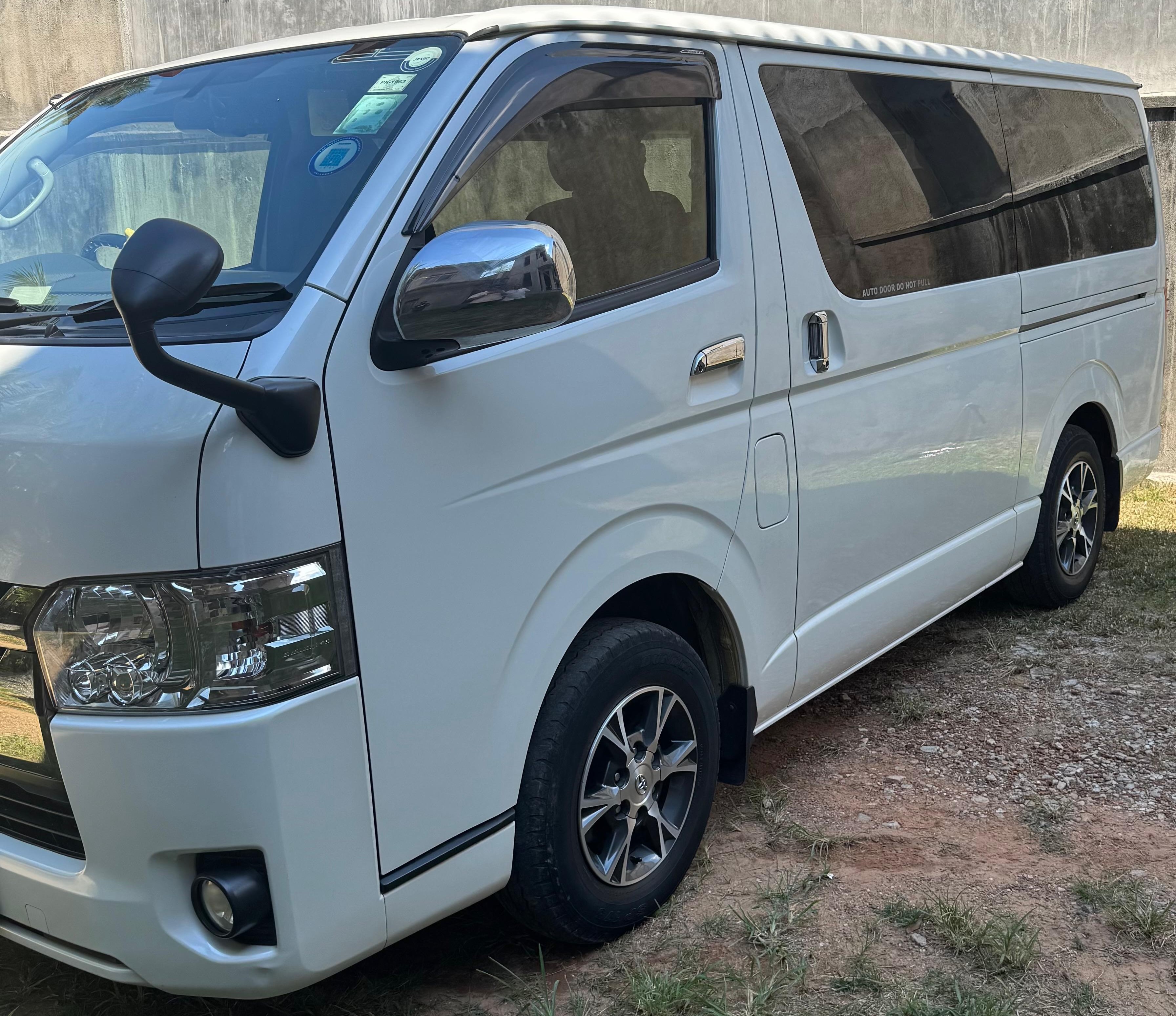 Toyota Hiace 2017 - භාවිතා කරන ලද වෑන් රථය sale in Sri Lanka - patpat.lk