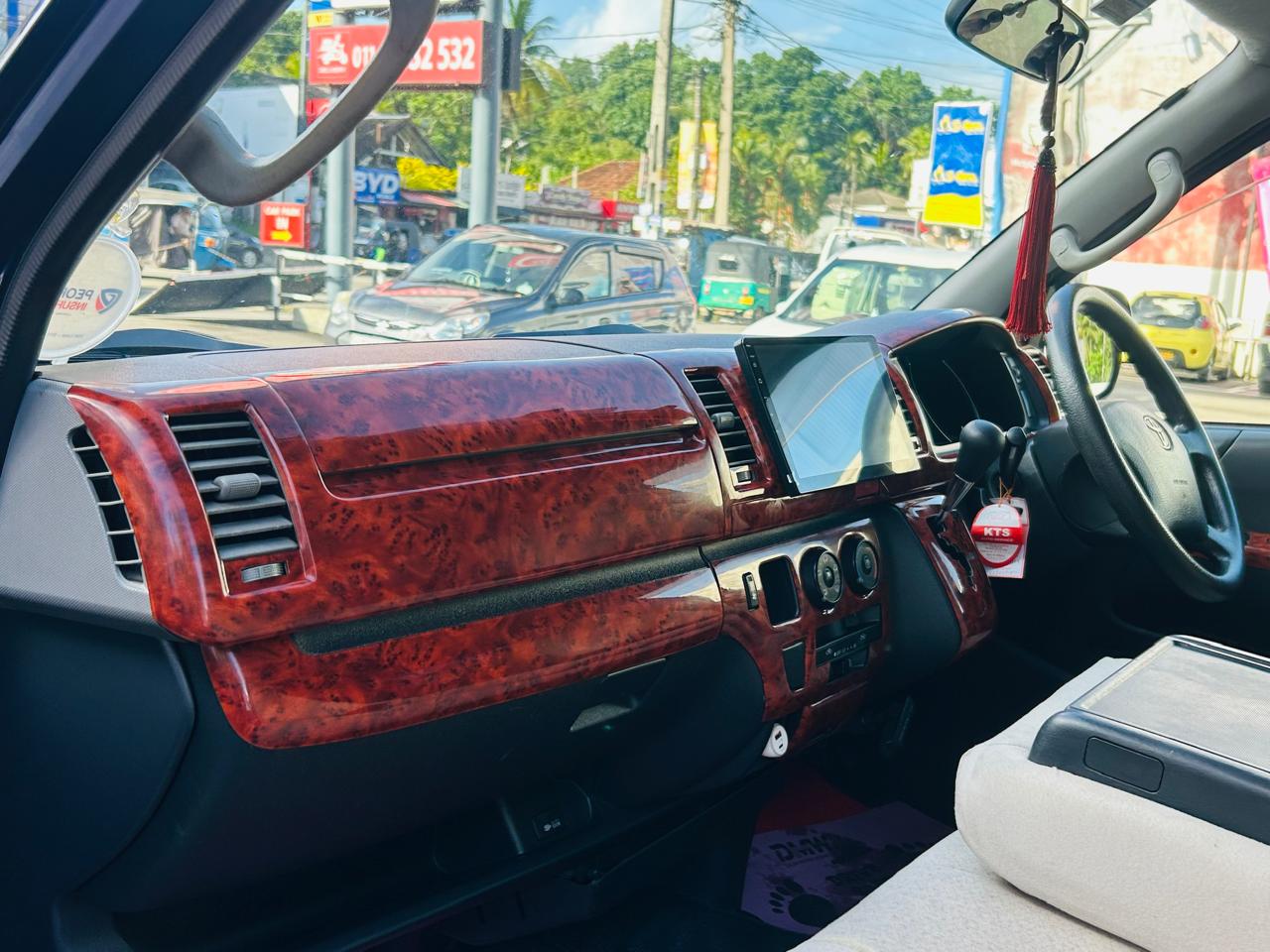 Toyota Hiace 2012 - பயன்படுத்தப்பட்டது வேன் sale in Sri Lanka - patpat.lk