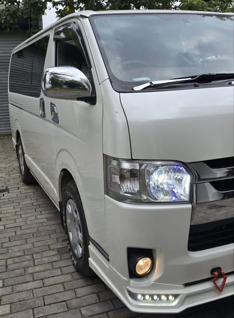 Toyota Hiace 2015 - භාවිතා කරන ලද වෑන් රථය sale in Sri Lanka - patpat.lk