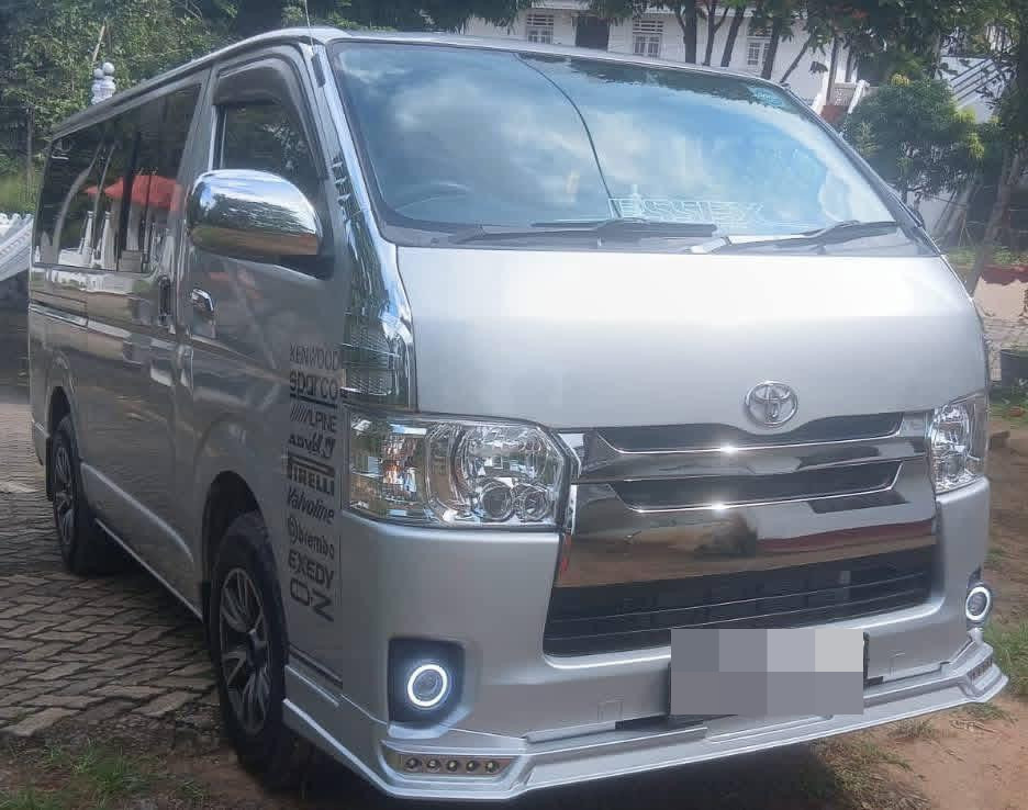Toyota Hiace 2004 - பயன்படுத்தப்பட்டது வேன் sale in Sri Lanka - patpat.lk