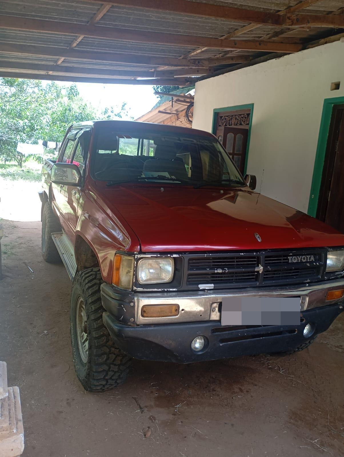 Toyota Hilux 1988 - භාවිතා කරන ලද භාණ්ඩ ප්‍රවාහන sale in Sri Lanka - patpat.lk