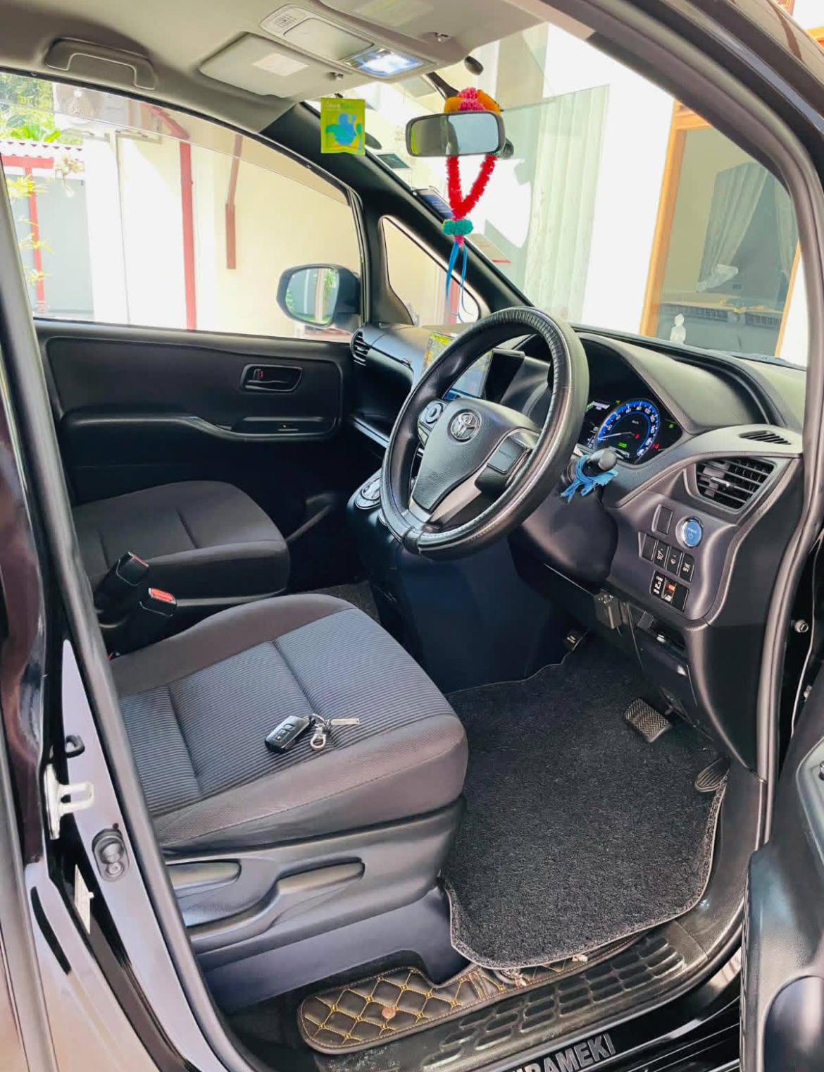 Toyota Voxy 2014 - பயன்படுத்தப்பட்டது வேன் sale in Sri Lanka - patpat.lk