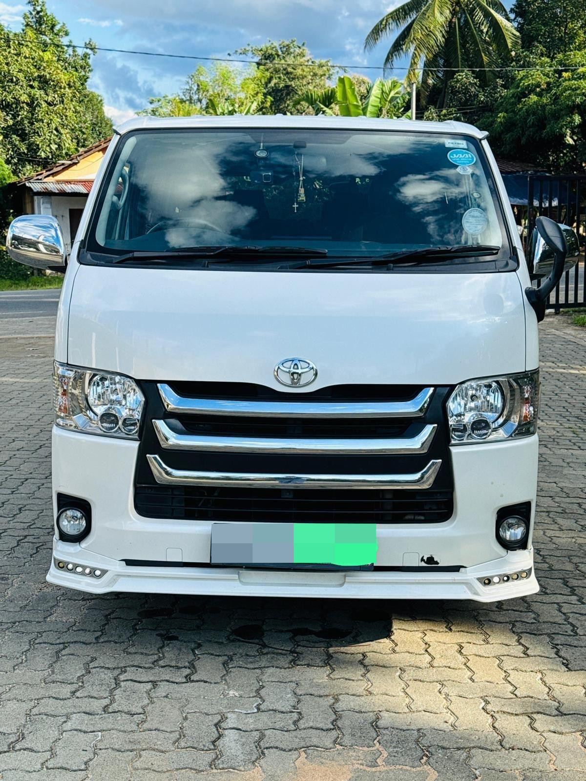 Toyota Super GL 2015 - பயன்படுத்தப்பட்டது வேன் sale in Sri Lanka - patpat.lk