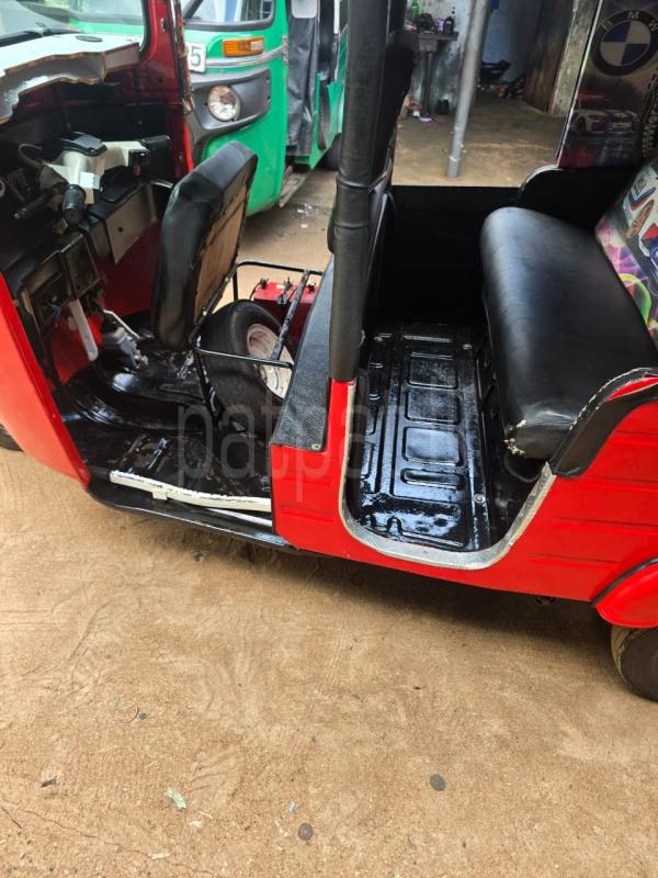 Bajaj Three Wheel 2015 - பயன்படுத்தப்பட்டது முச்சக்கர வண்டி sale in Sri Lanka - patpat.lk