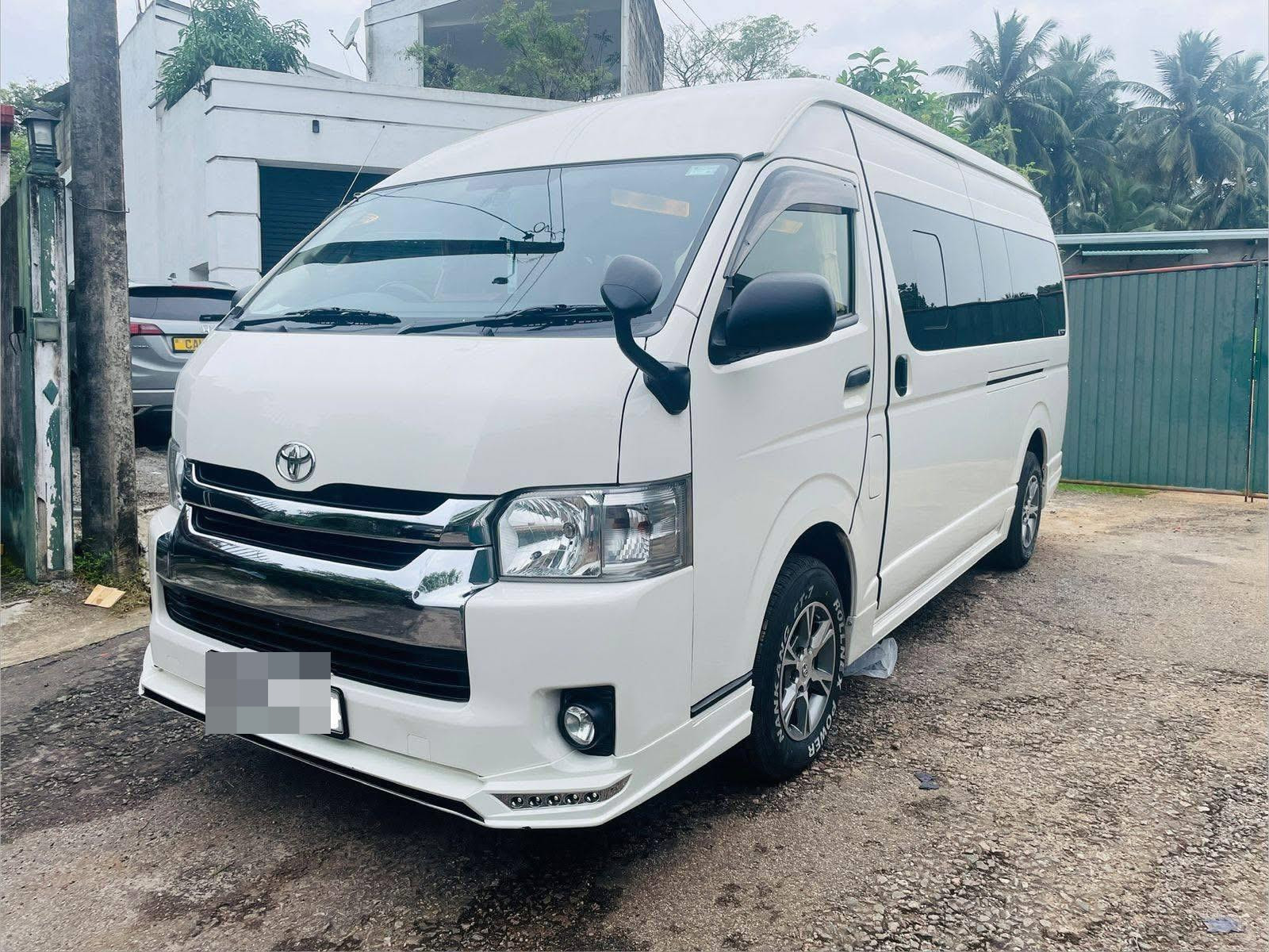 Toyota Hiace 2015 - மறுசீரமைக்கப்பட்டது வேன் sale in Sri Lanka - patpat.lk