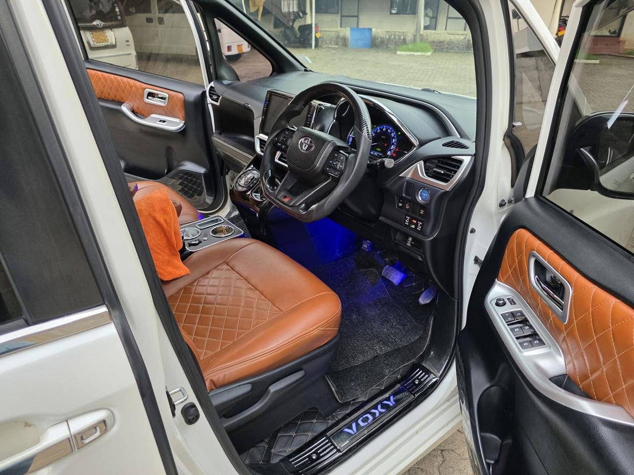 Toyota Voxy 2015 - பயன்படுத்தப்பட்டது வேன் sale in Sri Lanka - patpat.lk