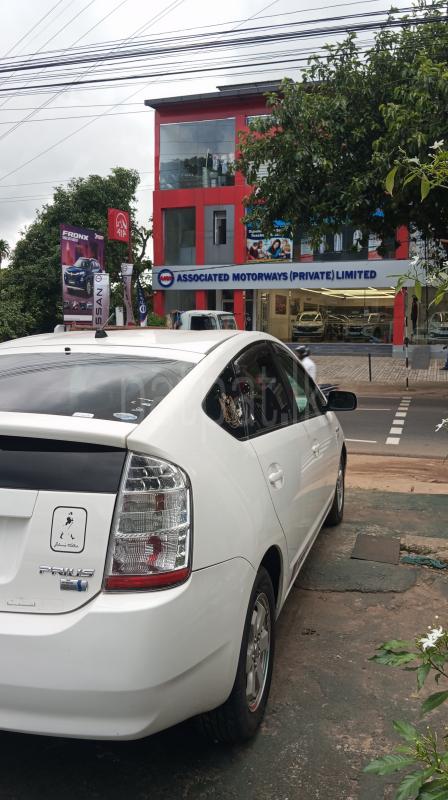 Toyota Prius 2011 - பயன்படுத்தப்பட்டது கார் sale in Sri Lanka - patpat.lk