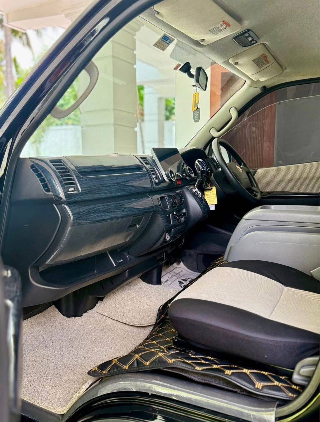 Toyota Hiace 2009 - பயன்படுத்தப்பட்டது வேன் sale in Sri Lanka - patpat.lk