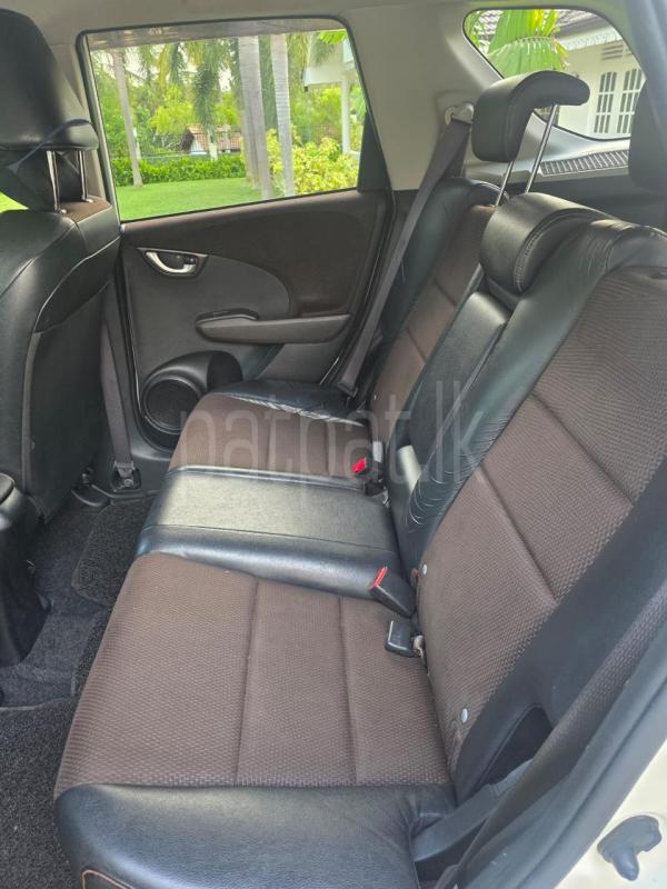 Honda FIT SHUTTLE 2013 - பயன்படுத்தப்பட்டது கார் sale in Sri Lanka - patpat.lk