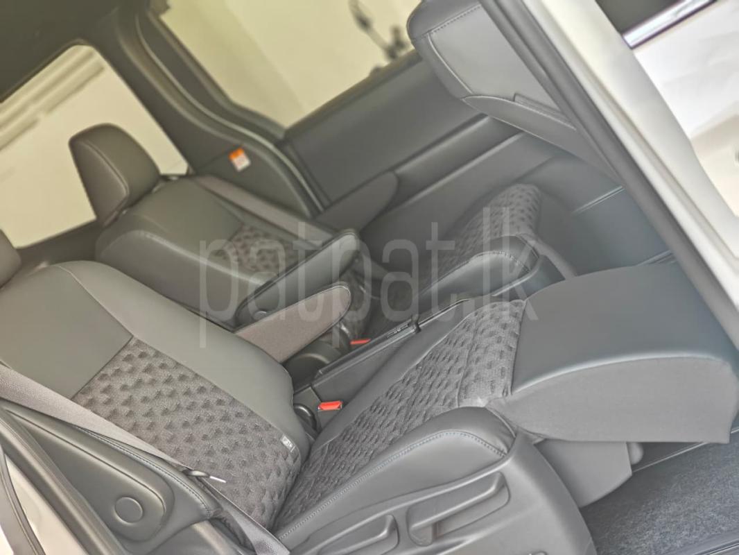 Toyota Voxy 2025 - பயன்படுத்தப்பட்டது வேன் sale in Sri Lanka - patpat.lk