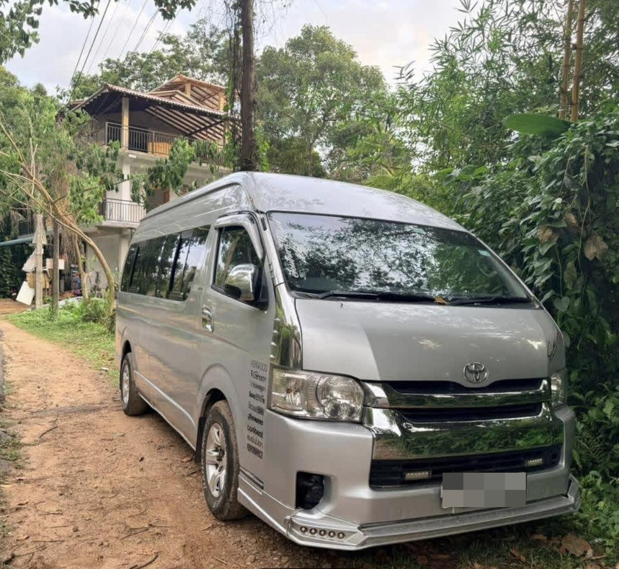 Toyota Hiace 2009 - භාවිතා කරන ලද වෑන් රථය sale in Sri Lanka - patpat.lk