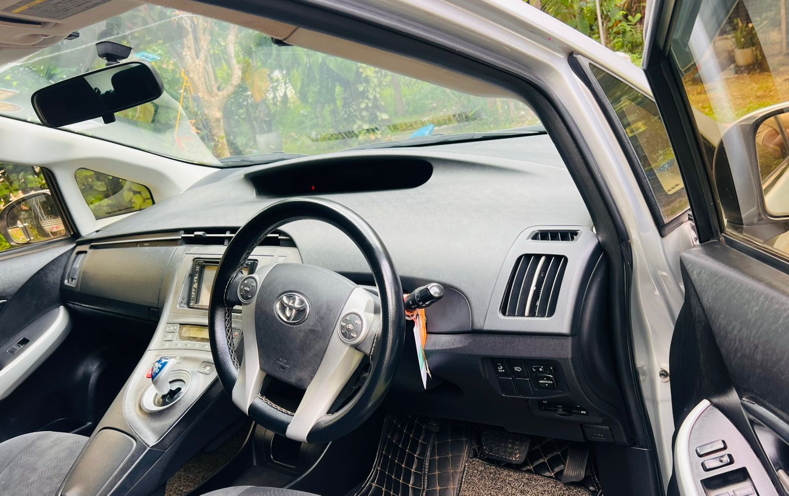 Toyota Prius 2012 - பயன்படுத்தப்பட்டது கார் sale in Sri Lanka - patpat.lk
