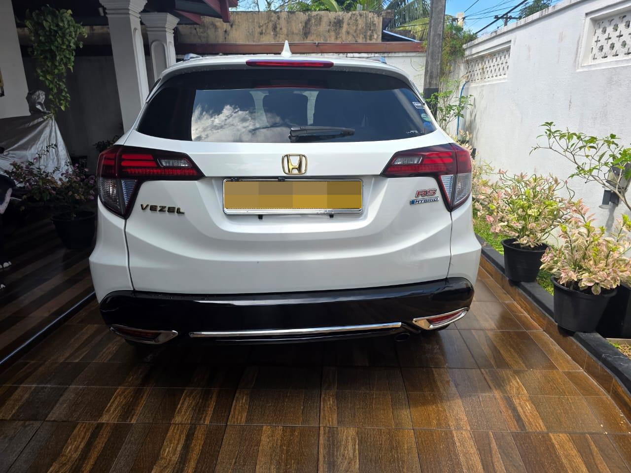 Honda Vezel 2015 - භාවිතා කරන ලද SUV රථය sale in Sri Lanka - patpat.lk