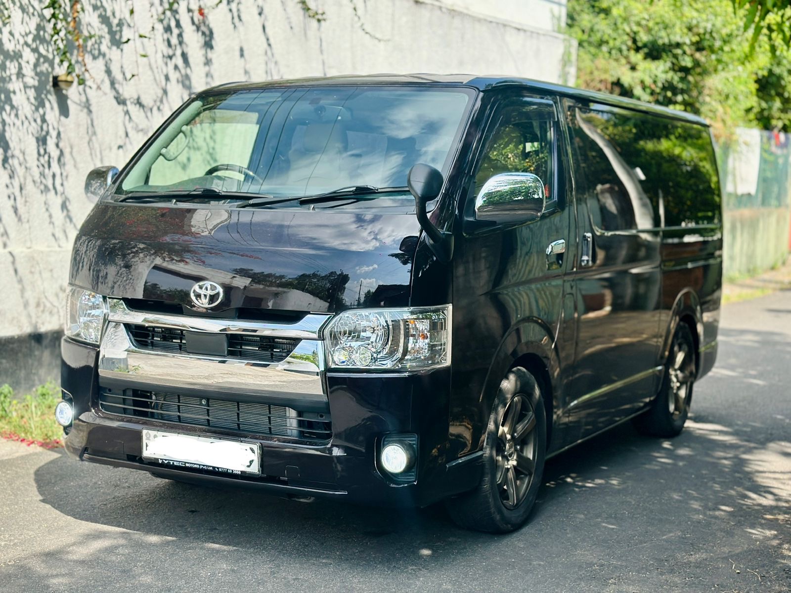 Toyota Hiace 2017 - භාවිතා කරන ලද වෑන් රථය sale in Sri Lanka - patpat.lk