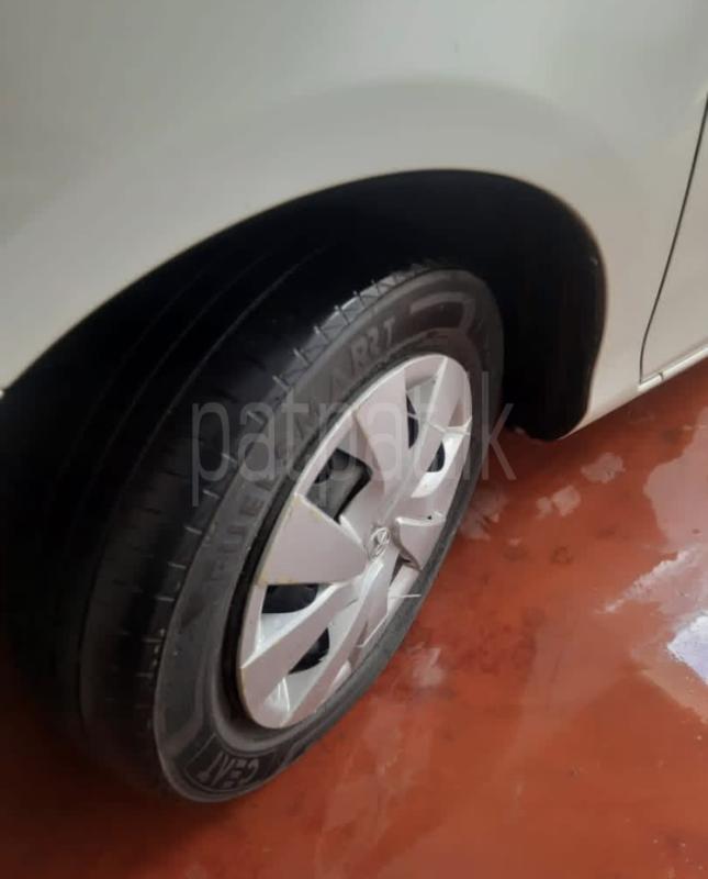 Toyota Vitz 2015 - பயன்படுத்தப்பட்டது கார் sale in Sri Lanka - patpat.lk