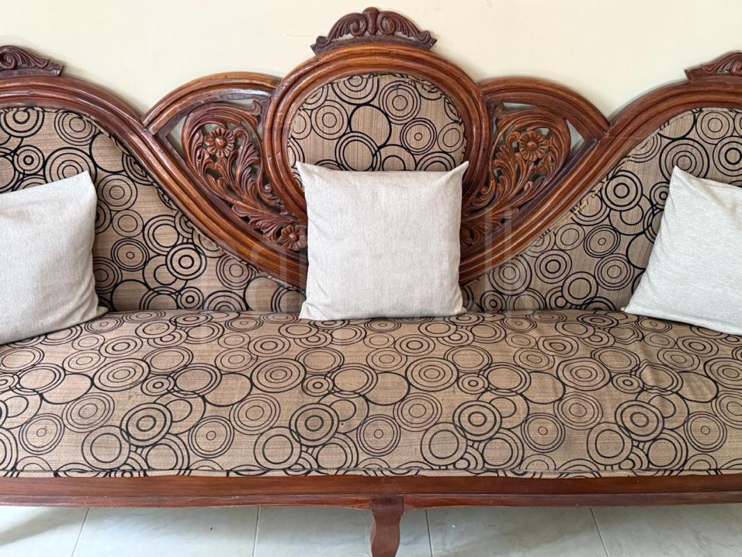 Teak wooden crown type setty back with 3 wooden teapoi with galsess ads-image-1