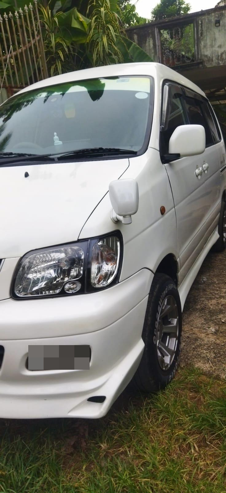 Toyota Noah 2001 - பயன்படுத்தப்பட்டது வேன் sale in Sri Lanka - patpat.lk