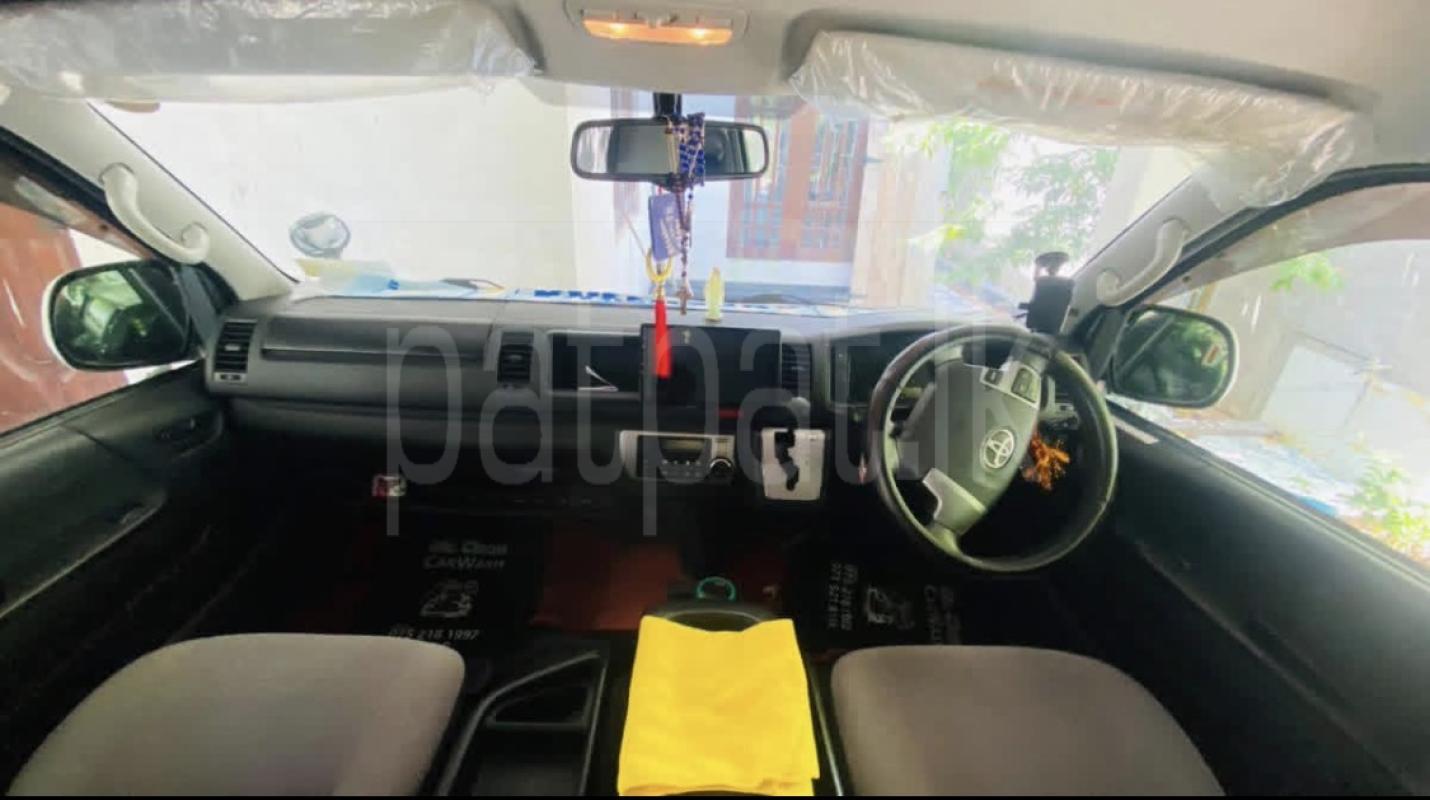Toyota Hiace 2017 - භාවිතා කරන ලද වෑන් රථය sale in Sri Lanka - patpat.lk