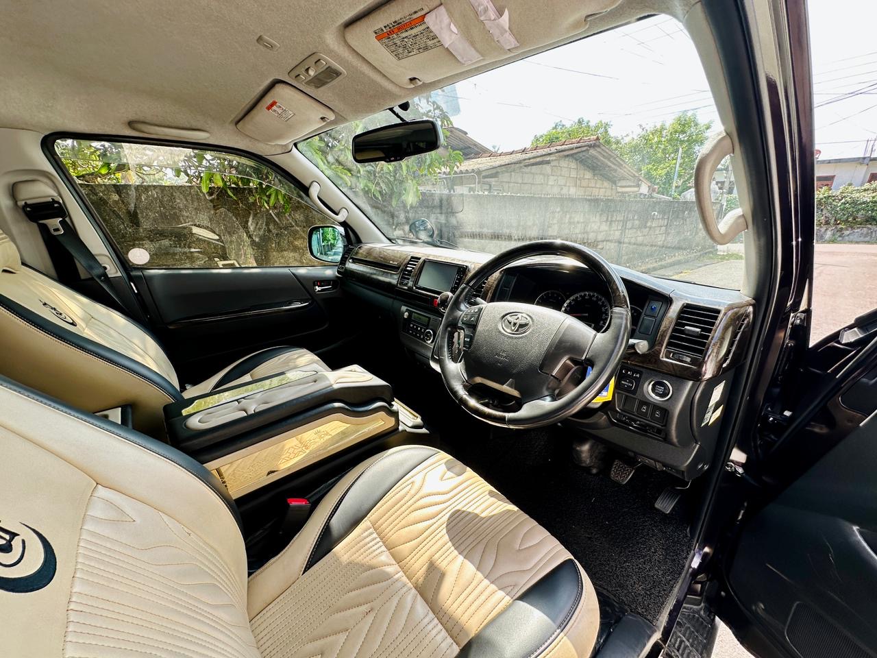 Toyota Hiace 2017 - භාවිතා කරන ලද වෑන් රථය sale in Sri Lanka - patpat.lk