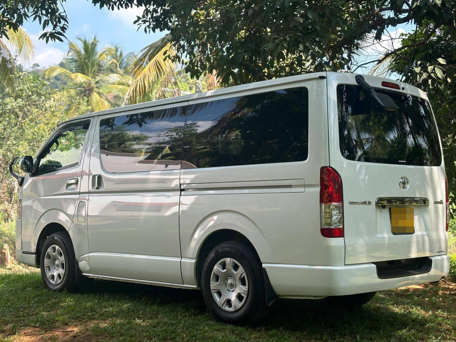 Toyota Hiace 2015 - භාවිතා කරන ලද වෑන් රථය sale in Sri Lanka - patpat.lk