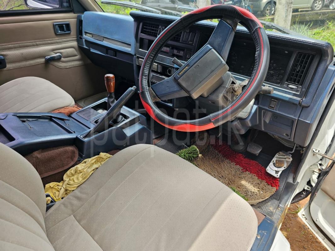 Nissan Largo 1996 - பயன்படுத்தப்பட்டது வேன் sale in Sri Lanka - patpat.lk