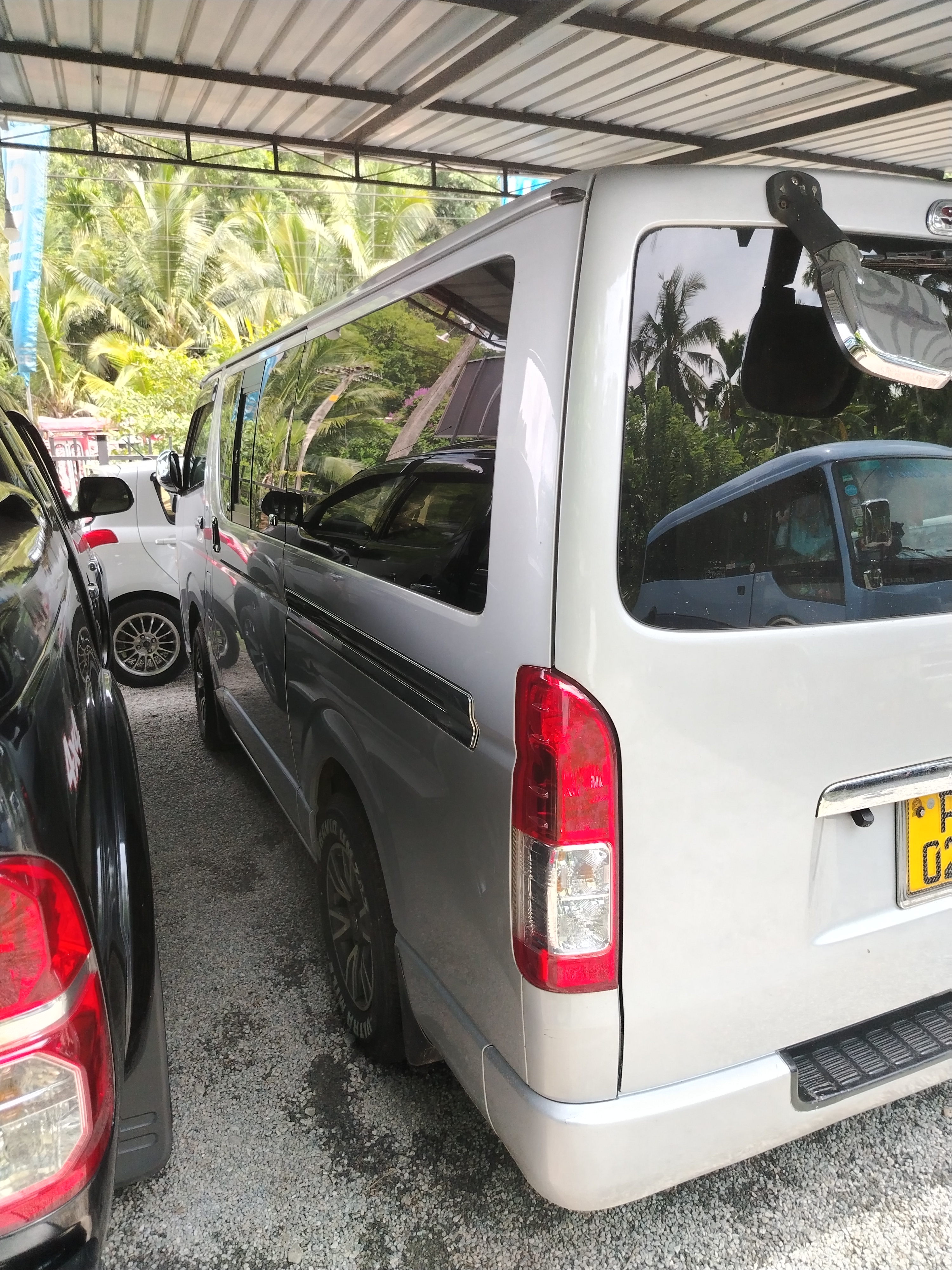 Toyota Hiace 2015 - භාවිතා කරන ලද වෑන් රථය sale in Sri Lanka - patpat.lk