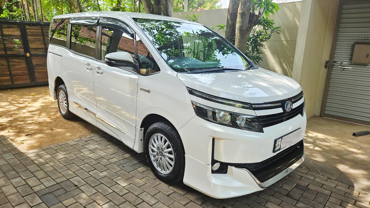 Toyota Voxy 2014 - பயன்படுத்தப்பட்டது வேன் sale in Sri Lanka - patpat.lk