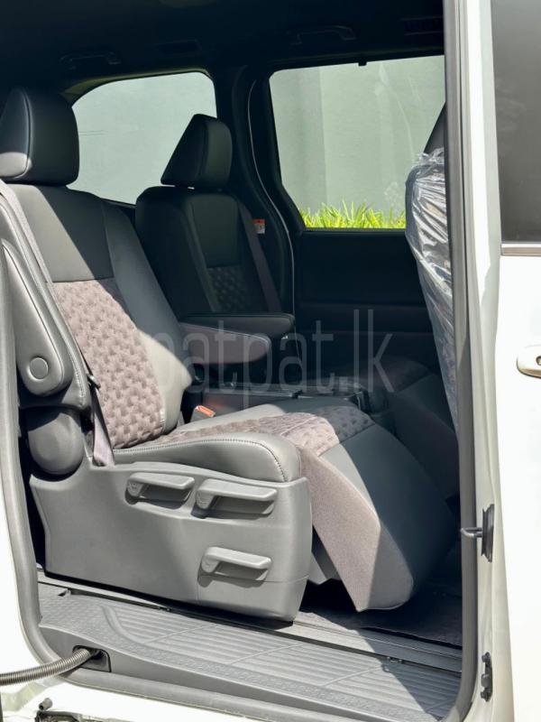 Toyota Voxy 2025 - சான்றளிக்கப்பட்டது வேன் sale in Sri Lanka - patpat.lk