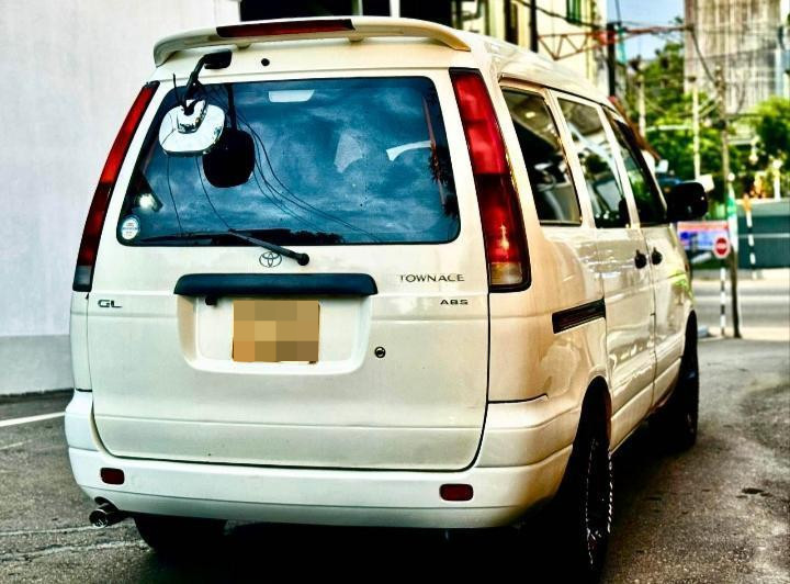 Toyota TownAce 2004 - பயன்படுத்தப்பட்டது வேன் sale in Sri Lanka - patpat.lk