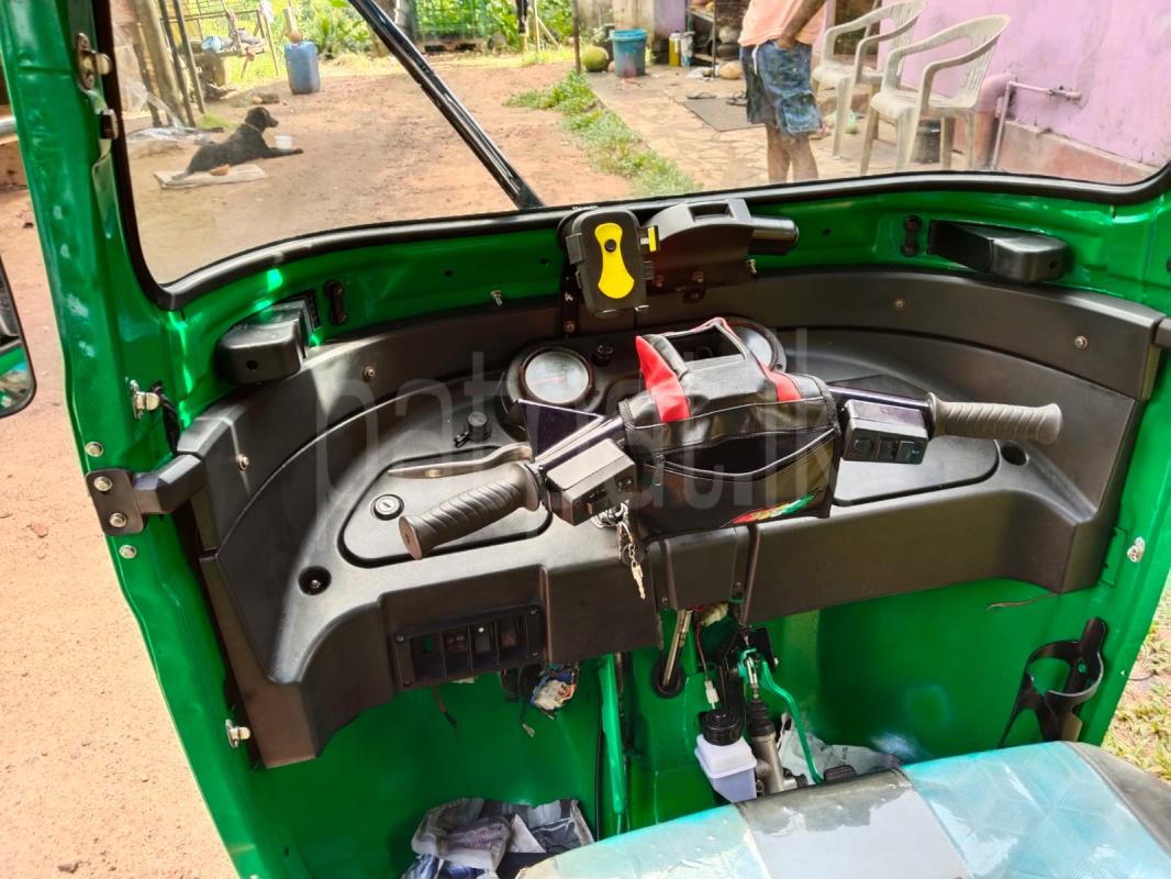 Bajaj 4 stroke 2017 - பயன்படுத்தப்பட்டது முச்சக்கர வண்டி sale in Sri Lanka - patpat.lk