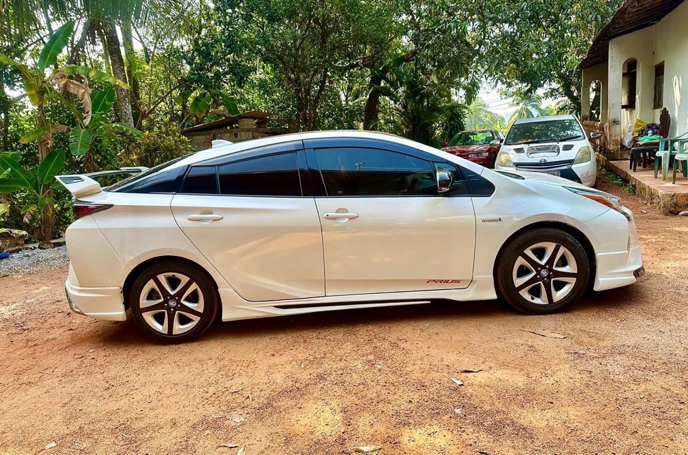 Toyota Prius 2016 - භාවිතා කරන ලද කාර් sale in Sri Lanka - patpat.lk